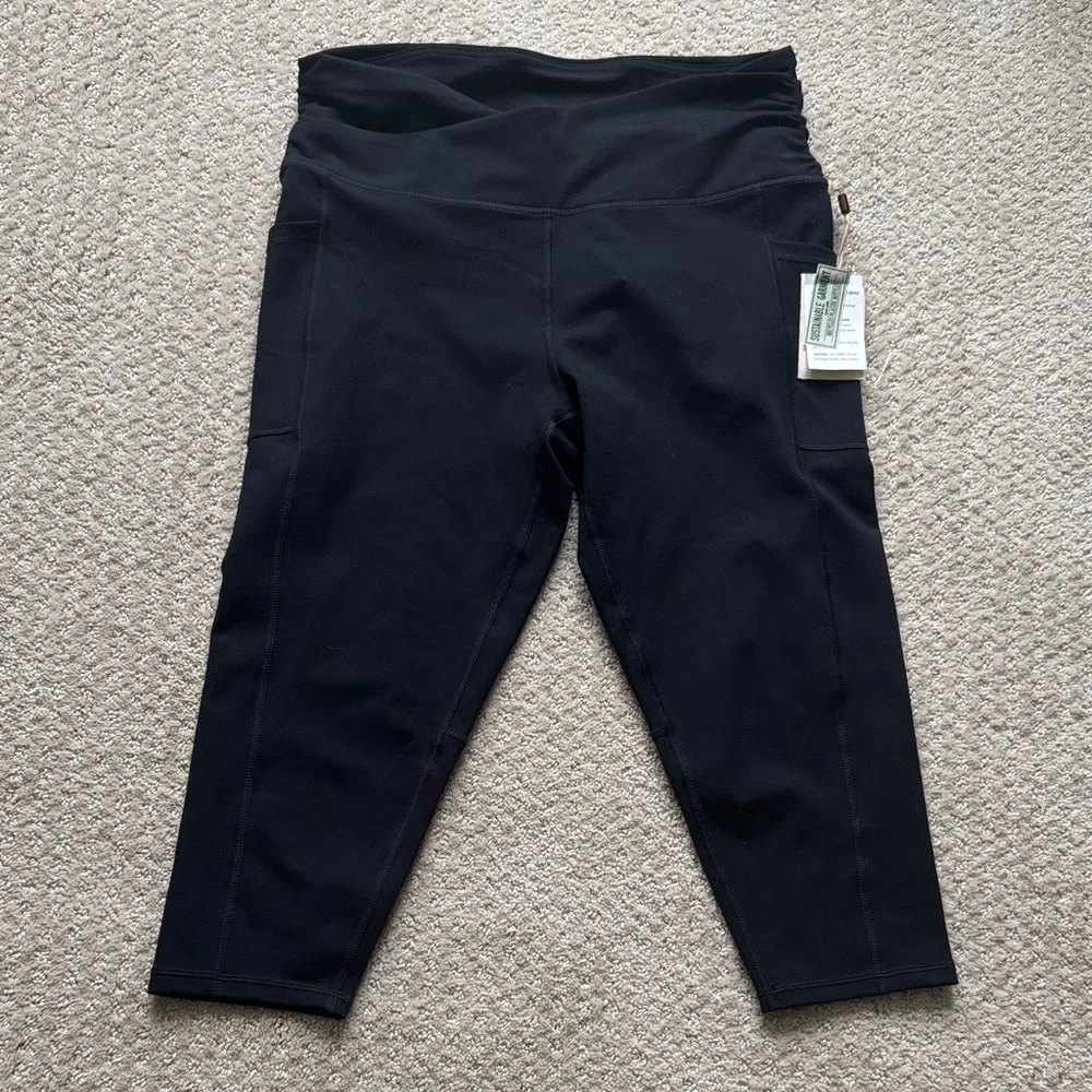 NWT Earth Yoga | Crossover Waist Cropped Length Pocketed Leggings in Black | XL - Picture 1 of 7